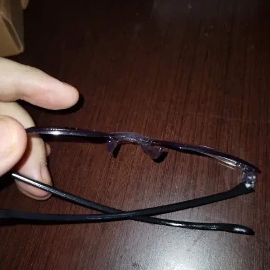 Dłoń Haliny trzymająca jej okulary nad stołem w domu